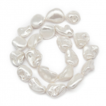 Koraliki Shell Pearl Polerowany Samorodek, Biały Dymny, 9-28x8-27x7-20mm, 17szt/38cm/sznur (13WB20827)