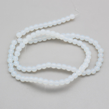 Koraliki Syntetyczny Opalit, Klasa AA, Okrągłe, Kolor: Biały, 4mm, otwor 1mm, około 80szt/35cm/nić (2WB30793)