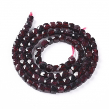 Koraliki Naturalny Granat, Kostka, Fasetowane, 4~4.5mm, około 83szt/37.5cm/sznur (13WB30876)