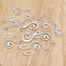 Zapięcie Hak Stop Metalu 25.5х13.5х1.5mm Otwór 2mm Kolor: Antyczne Srebro 10par (5WB7040)