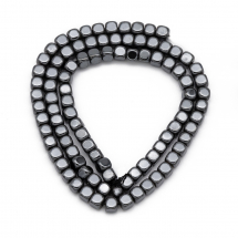 Koraliki Syntetyczne Hematyt Klasa A Kostka Kolor: Czarny Rozmiar: 4x4x4mm otwór 1mm okolo 100szt/41cm/nic (2WB30699)