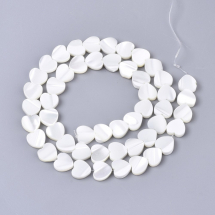 Koraliki Muszle Serce Kolor: Biały 8x8x2.5mm Otwór 0.7mm 51szt/41cm/nić (13WB27811)