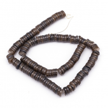 Koraliki z Muszli Rzecznych Płaskie Okrągłe Kolor: Czarny 8-8.5x1-3mm Otwór 1mm 182szt/39cm/nić (13WB27816)