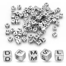 Koraliki Akrylowe Alfabet Mix, Kostki, Srebrny, 6x6x6mm, 130szt/25g (5WB4425)